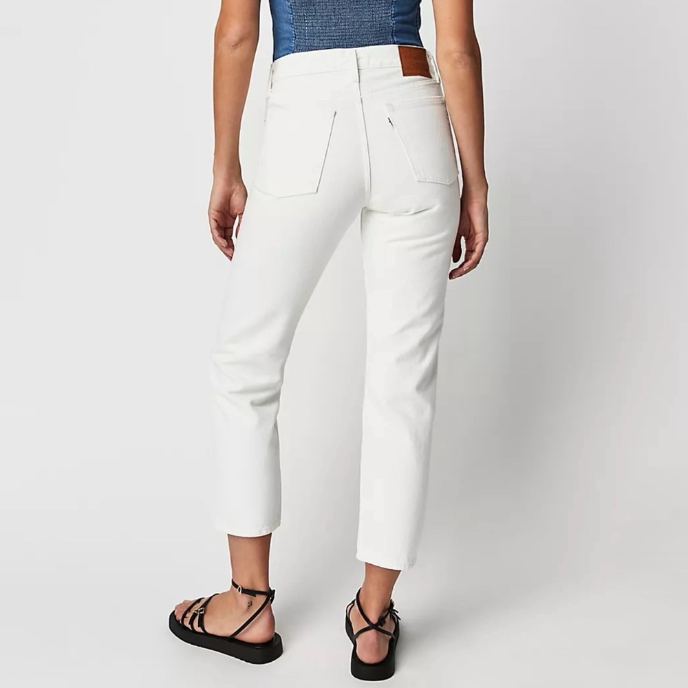 Levi’s Wedgie High Waist Straight Jeans
Color: In The Clouds